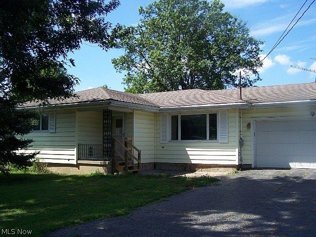1st image of 220 Earl Dr NW