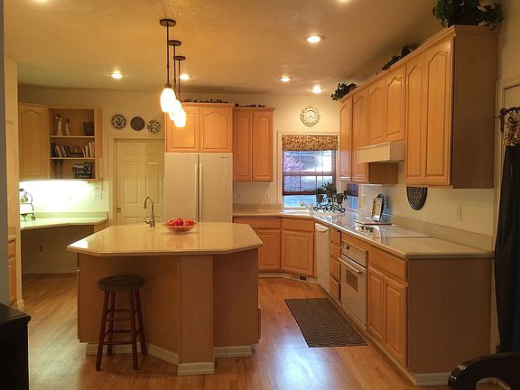 Lots of counter / cupboards