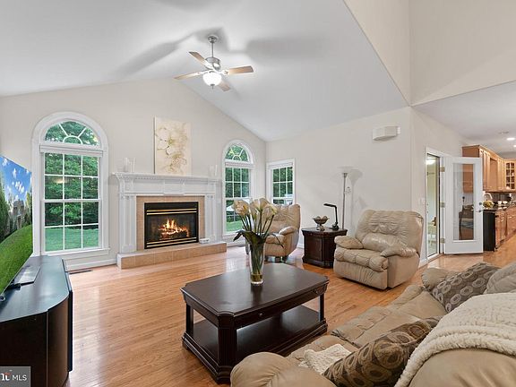 5th image of 245 Spyglass Ln