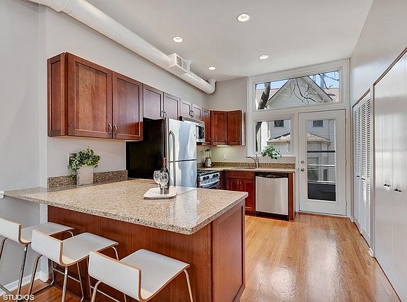 4th image of 1140 W Newport Ave #C