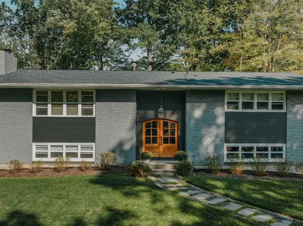 2600 Stamford Dr, Vestal, NY 13850
