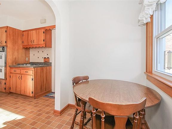 3rd image of 7798 Whitehaven Dr