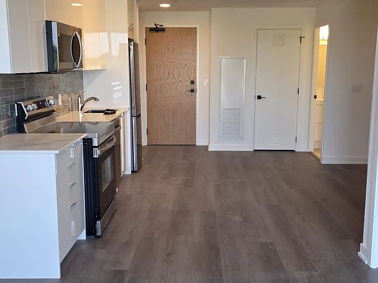 33 Erie Ave #404 — Photo 13