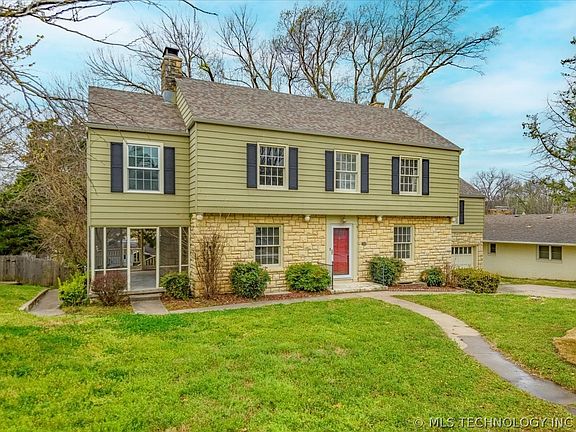 4th image of 1417 Hillcrest Dr