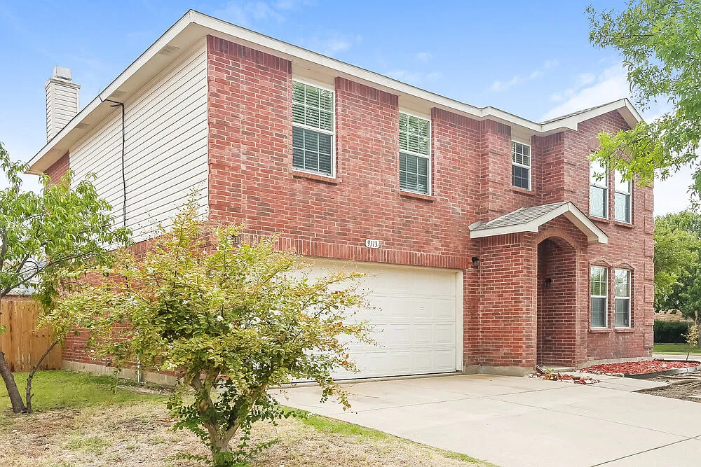 3 bed, 3.0 bath, 2468 sqft, $2,530 — Photo 2