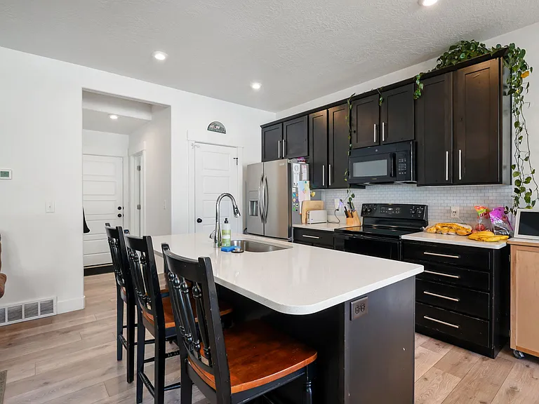 1082 S Lilac Way — Photo 5