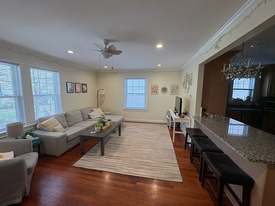 15 Eliot Cres #1