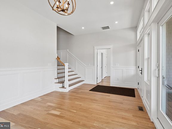 5th image of 1110 S Beach Ave