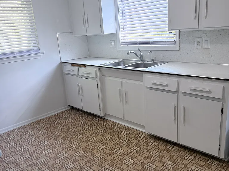 16101 Salem St — Photo 12