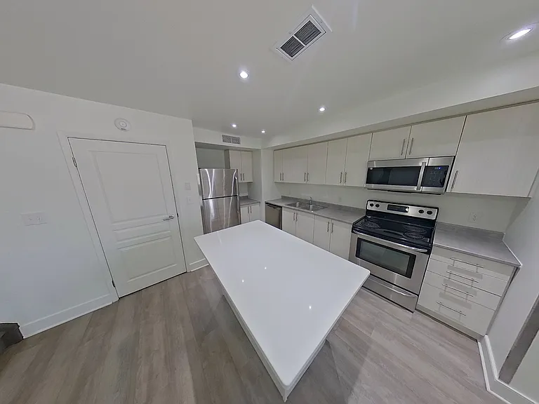 464 Frontenac St #16 — Photo 11