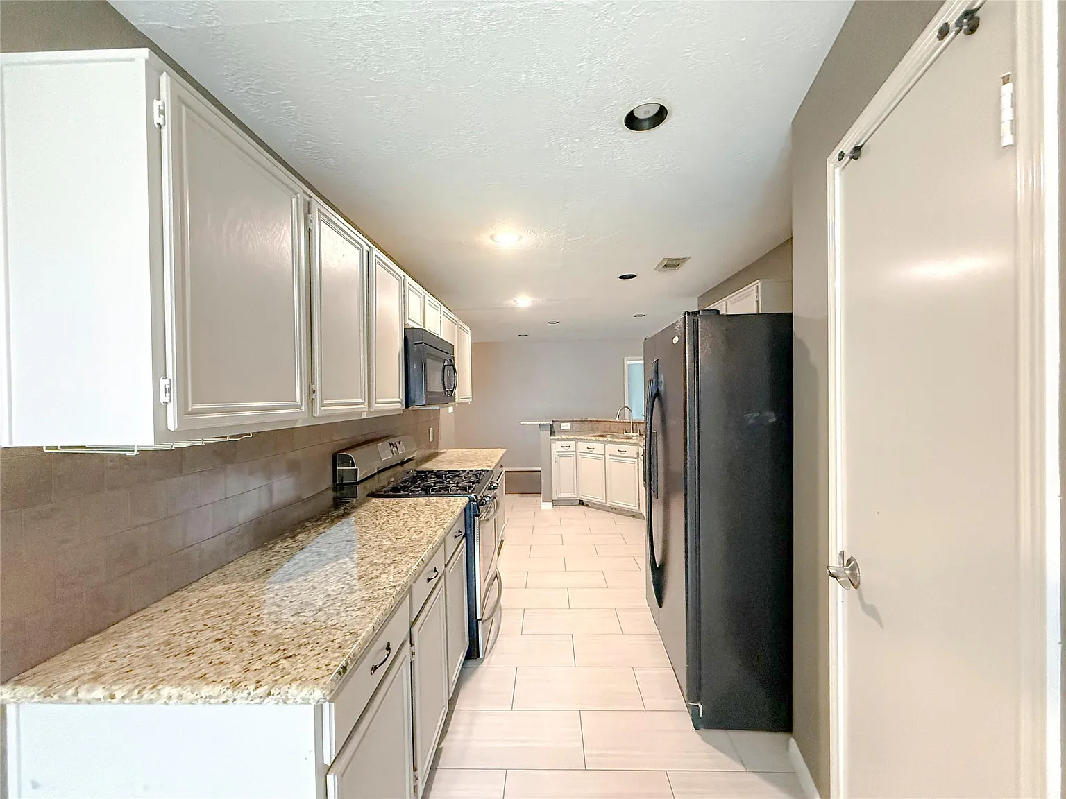 3 bed, 2.0 bath, 1855 sqft, $2,200 — Photo 3
