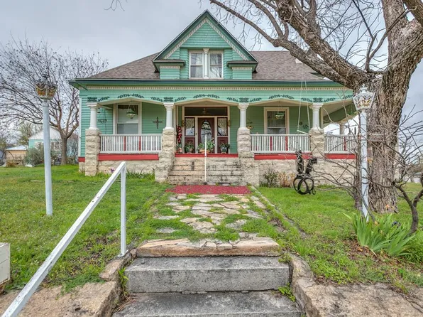 300 N 6th St, Ballinger, TX 76821