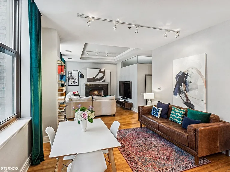 212 W Washington St #1703 — Photo 11