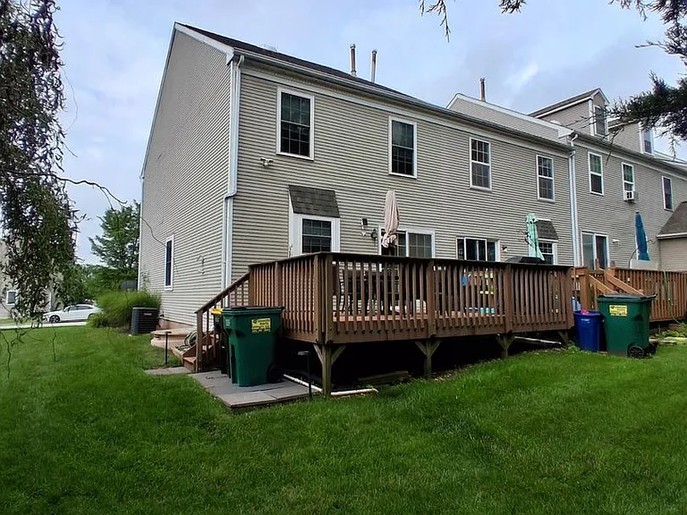660 Longwood Rd — Photo 2