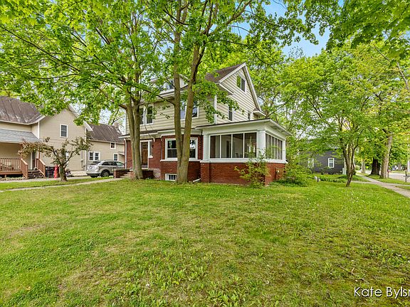 3rd image of 237 Emmons St SE