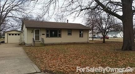 Great front yard with a tree swing!