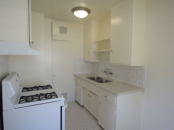 4th image of 721 N Hollywood Way #202