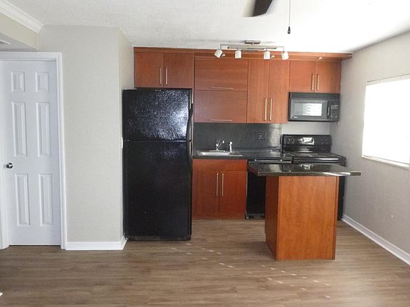 3rd image of 1529 Catherine St
