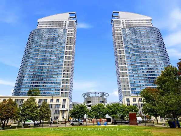 36 Lee Centre Dr #1002, Toronto, ON M1H 3K2