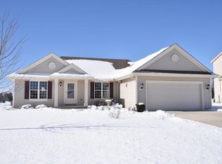 567 Farmstead Dr, Slinger, WI 53086