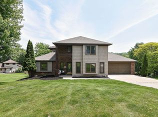 11184 Woodview Dr, Dubuque, IA 52003