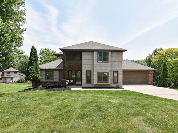 11184 Woodview Dr, Dubuque, IA 52003