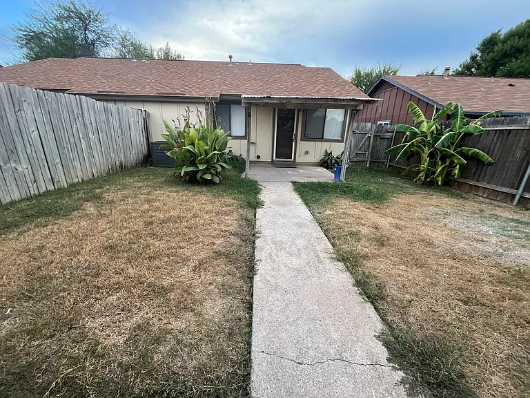 1420 W Braker Ln #B — Photo 9