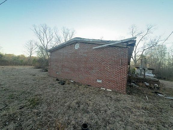 3rd image of 670 Adams Rd
