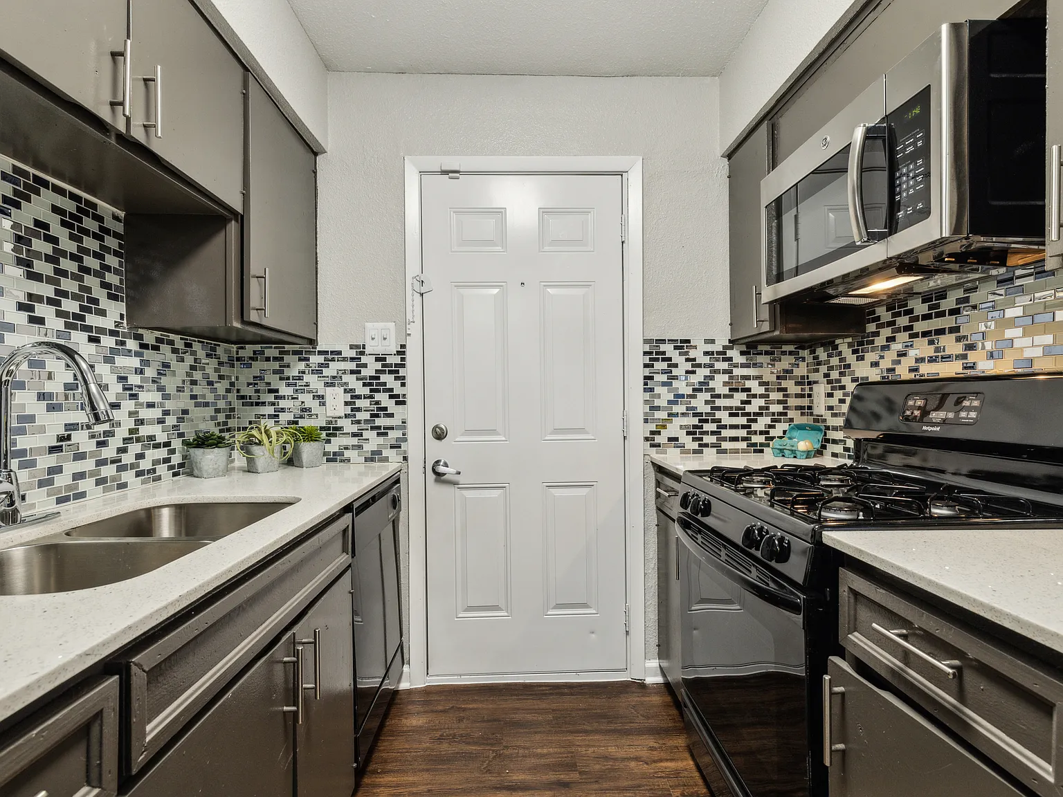 Zeke Apartments — Photo 2