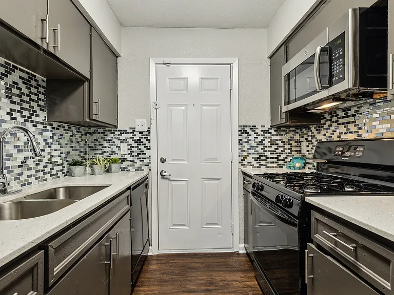Zeke Apartments — Photo 2
