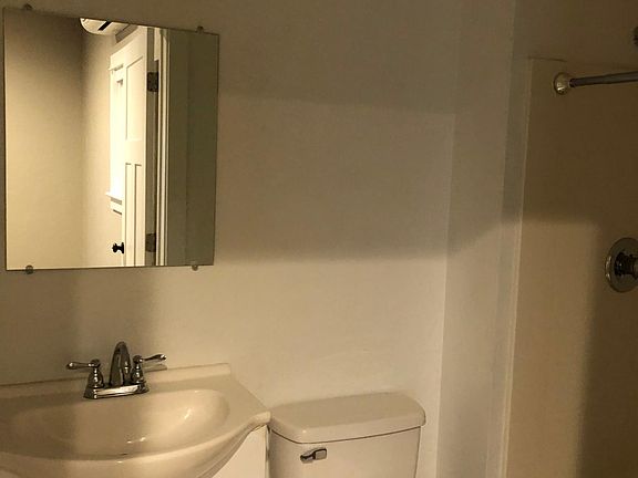 5th image of 102 Mistletoe St