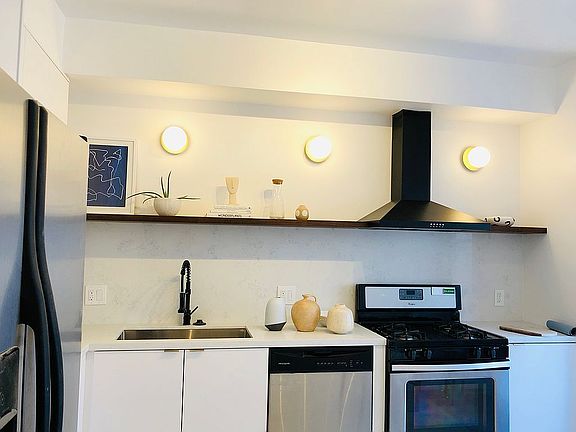 4th image of 6525 Woodman Ave Unit 5
