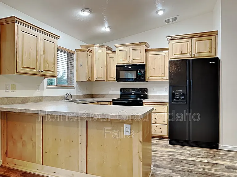 390 Bridger Dr — Photo 3
