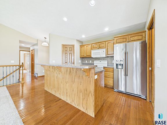 4th image of 2204 S June Ave