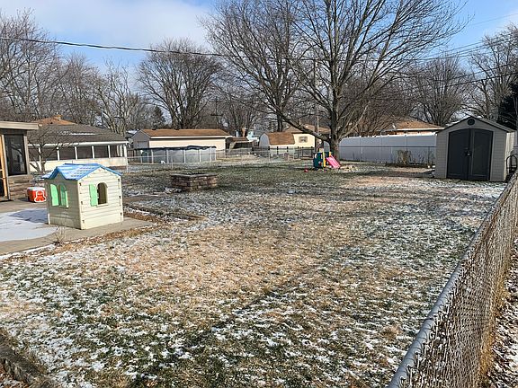 5th image of 560 Dennis Ave