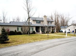 12 Honeybee Ln, Amherst, NY 14228