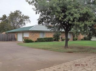 203 S Crockett St, Henrietta, TX 76365