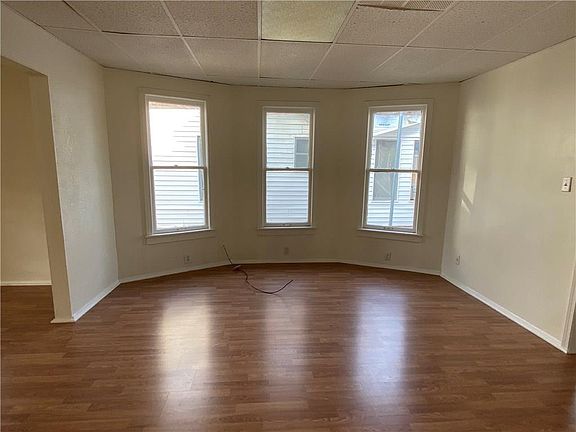 3rd image of 715 N Broadway Ave