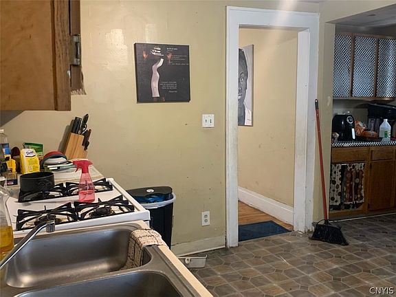 3rd image of 137 Temple Pl