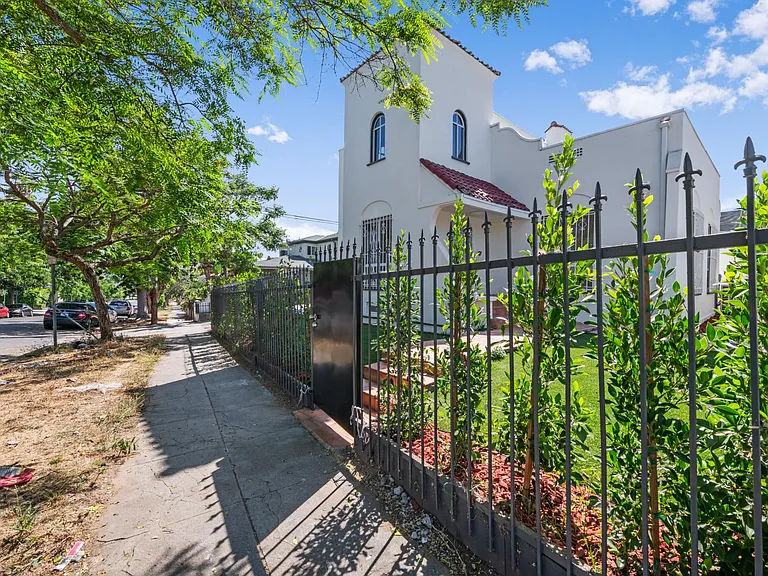 1905 S Orange Dr — Photo 16