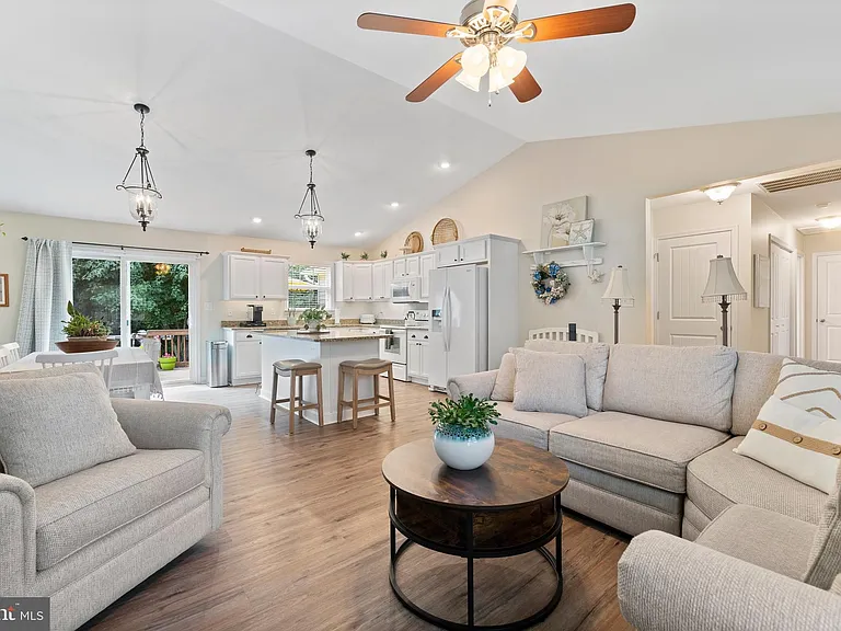 305 Cedar Ln — Photo 11