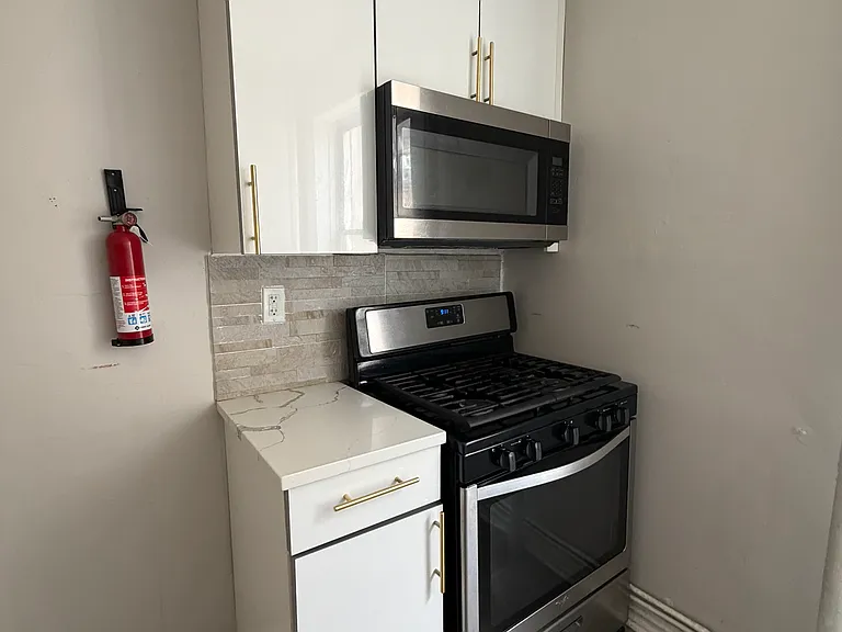 5107 Hudson Ave #4A — Photo 2