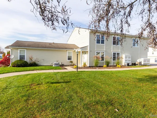 39845 Village Wood Ln #379, Novi, MI 48375