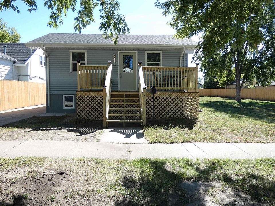 1st image of 1004 W 10th St.