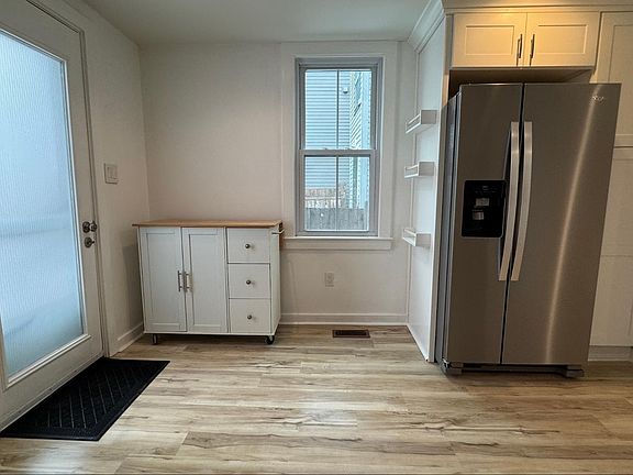2nd image of 17 School St