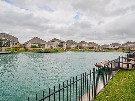 3rd image of 2731 Lake Villa Dr
