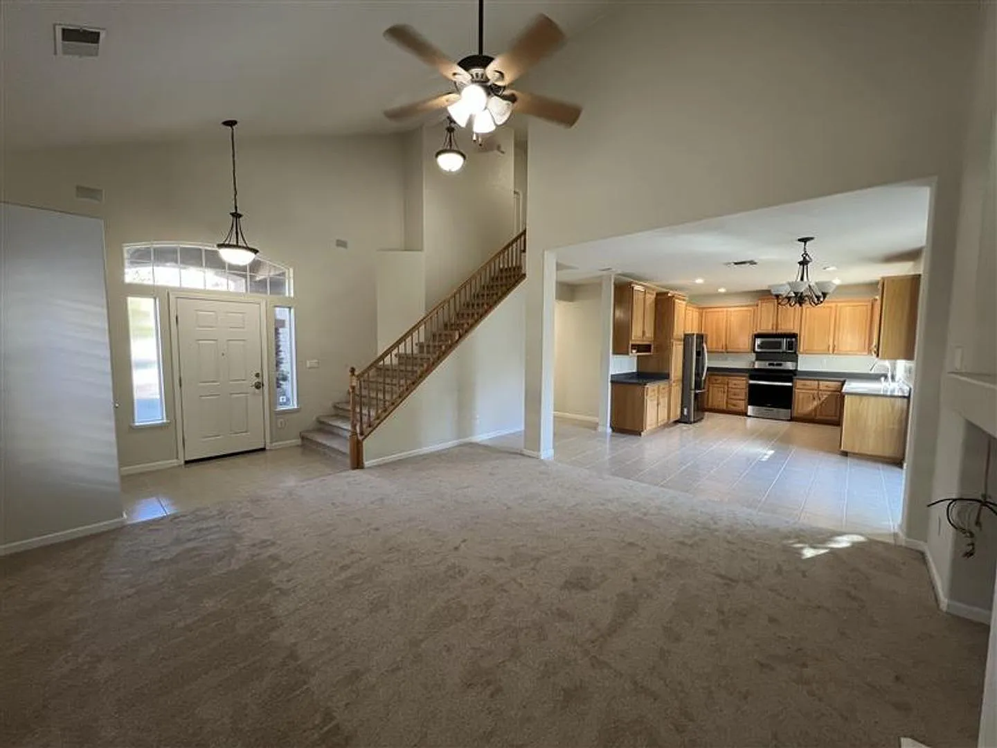 Spacious Home Near Schools, Shopping, Dining, And Freeway Access — Photo 4