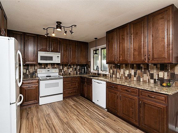 3rd image of 4822 Lakewood Dr