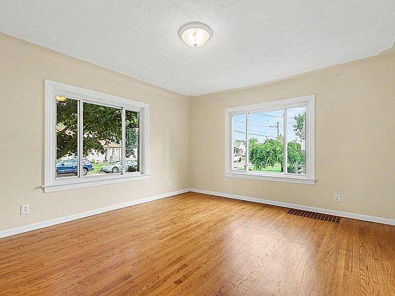 3rd image of 1930 Galewood Ave SW