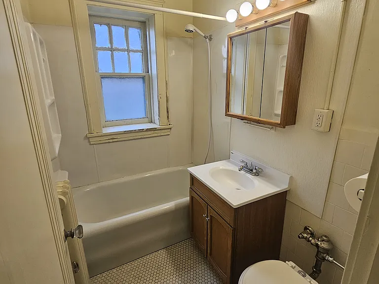 Devonshire Apartments — Photo 14